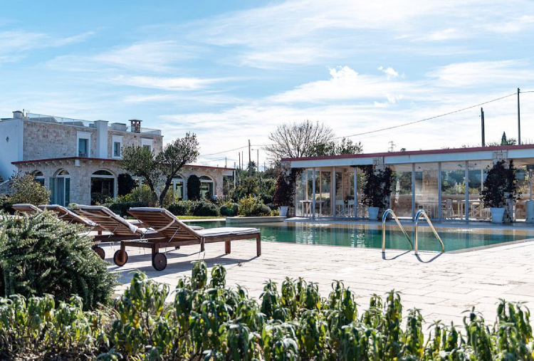 Un benessere riservato, con piscina esterna riscaldata