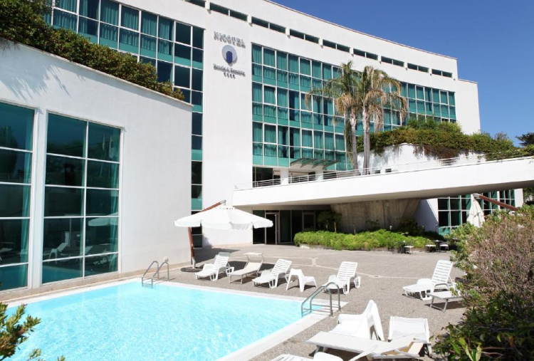 Accesso alla Piscina Esterna con Massaggio e Aperitivo con Drink per 2 o 3 persone