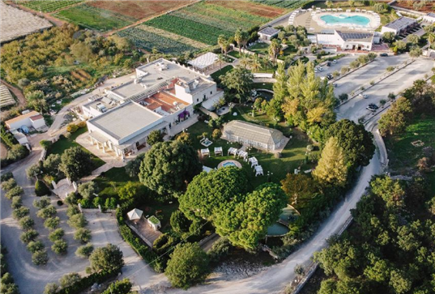 1, 2, 3, 5 o 7 Notti in Mezza Pensione con Accesso alla Piscina Esterna per 2 persone