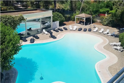 Da Giugno: 1, 2, 3, 4 o 7 Notti in Mezza Pensione con Accesso alla Piscina Esterna per 2 persone