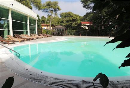 1 o 2 Notti in Mezza Pensione con Accesso alla Piscina Esterna per 2 persone