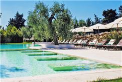 15/08: Ferragosto in Piscina con Ombrellone, Lettino e Pranzo per 1 persona