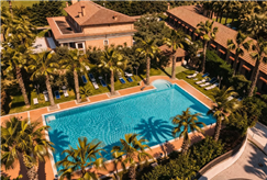 1 Notte Luxury in B&B o Mezza Pensione con Accesso alla Piscina Esterna e Percorso Spa anche con Massaggio per 2 persone