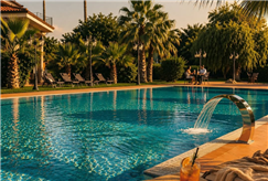 Accesso alla Piscina Esterna con Lettino, Aperitivo o Pranzo per 2 o 3 persone