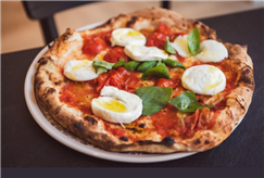 Anche Domenica a Pranzo: Menù Pizza o Insalata con Antipasti per 2 o 3 persone