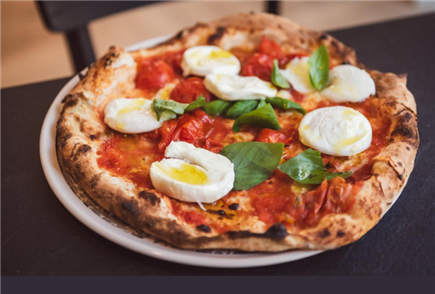 Anche Domenica a Pranzo: Menù Pizza o Insalata con Antipasti per 2 o 3 persone