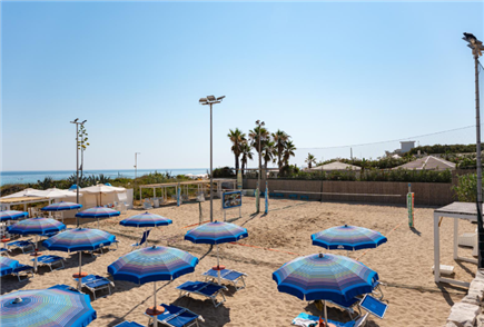 Da Giugno: Accesso al Lido con Ombrellone e Lettini in Area Sport anche con AperiMare per 2 o 3 persone