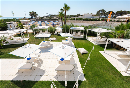 Da Giugno: Accesso al Lido con Ombrellone e Lettini in Area Vip con Materasso King Size anche con AperiMare per 2 o 3 persone