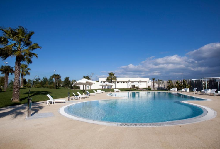 1 Notte in B&B o Mezza Pensione con Accesso alla Piscina Esterna anche con Spa e Massaggio per 2 persone