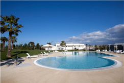 1 Notte in B&B o Mezza Pensione con Accesso alla Piscina Esterna anche con Spa e Massaggio per 2 persone