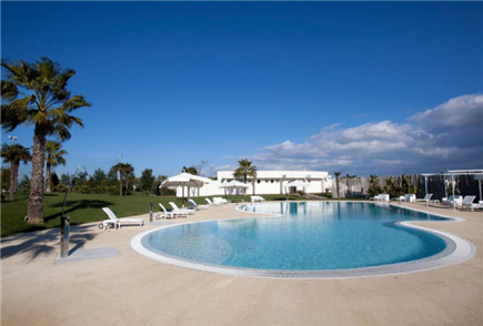 1 Notte in B&B o Mezza Pensione con Accesso alla Piscina Esterna anche con Spa e Massaggio per 2 persone