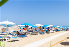 Accesso al Lido con Ombrellone, Lettino e Light Lunch con Bottiglia di Vino per 2 persone	