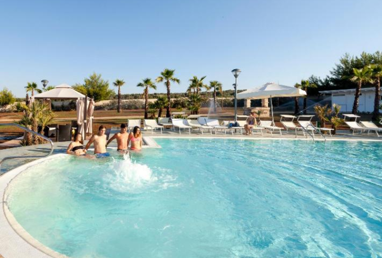  Anche Sabato e Domenica: Ingresso in Piscina con Ombrellone, Lettino e Pranzo o Cena per 1 persona