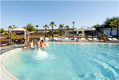  Anche Sabato e Domenica: Ingresso in Piscina con Ombrellone, Lettino e Light Lunch per 1 persona