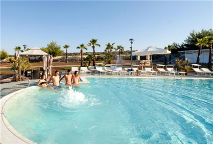  Anche Sabato e Domenica: Ingresso in Piscina con Ombrellone, Lettino e Light Lunch per 1 persona