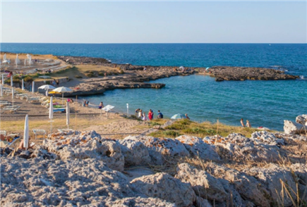 Anche Sabato e Domenica: Accesso al Lido con Ombrellone, Lettino, Caffè e Parcheggio per 2 o 3 persone