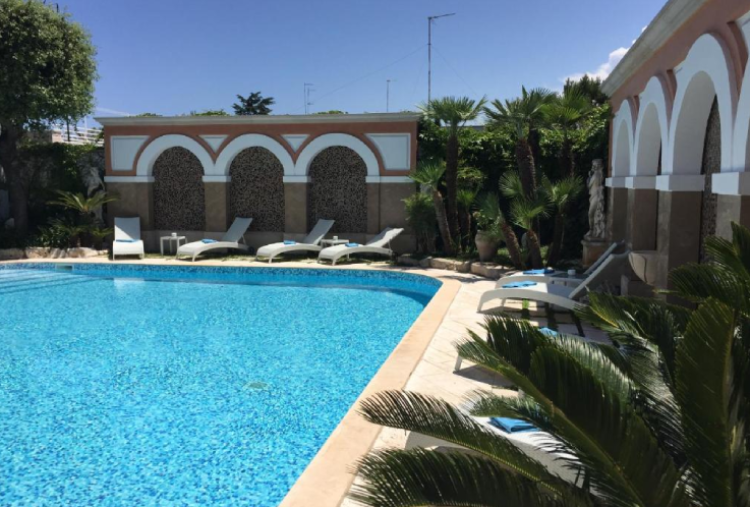 14/08: 1 Notte a Ferragosto a Bisceglie in Mezza Pensione o Pensione Completa con Accesso alla Piscina Esterna per 1 persona
