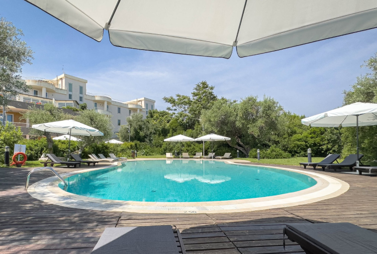 Dal 14 al 16 Agosto: 1 o 2 Notti a Ferragosto a Giovinazzo con Accesso alla Piscina Esterna e al Lido anche con Light Lunch per 1 persona