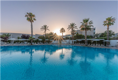 1 Notte in Mezza Pensione con Accesso alla Piscina Esterna anche con Spa per 2 persone