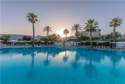 1 Notte in Mezza Pensione con Accesso alla Piscina Esterna anche con Spa per 2 persone