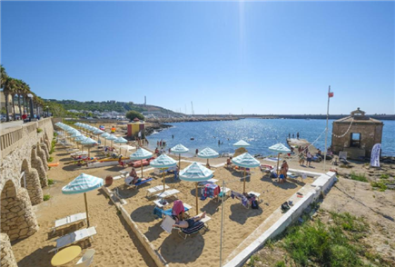1 Notte in B&B o Mezza Pensione con Accesso all'Area Benessere Privata, al Lido Privato e alla Piscina Esterna per 2 persone