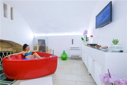 1 Notte in B&B o Mezza Pensione con Accesso all'Area Benessere Privata, al Lido Privato e alla Piscina Esterna per 2 persone