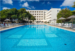 1 Notte anche in Mezza Pensione con Accesso in Spiaggia e Piscina Esterna con Lettini e Ombrellone per 2 persone