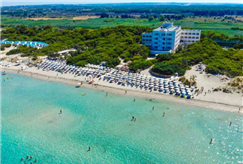 Anche Sabato e Domenica: Accesso al Lido con Lettino, Ombrellone e Aperitivo, anche con Escursione in Barca a Vela per 2 o 3 persone