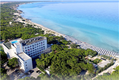 Dall'1 al 3 Maggio: 2 Notti del 1° Maggio con Accesso in Spiaggia e Piscina Esterna con Lettini e Ombrellone per 2 persone