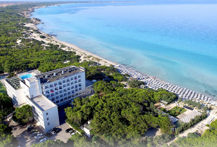 Dal 1 al 3 Maggio: 2 Notti del 1° Maggio con Accesso in Spiaggia e Piscina Esterna con Lettini e Ombrellone per 2 persone