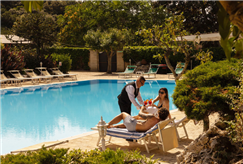 10/07: Speciale Soggiorno di 1 Notte con Cena Tipica Pugliese con Intrattenimento Musicale e Accesso alla Piscina Esterna per 2 persone