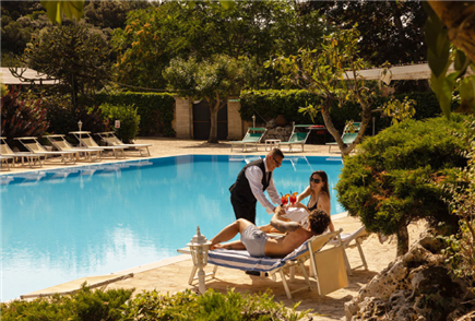 10/07: Speciale Soggiorno di 1 Notte con Cena Tipica Pugliese con Intrattenimento Musicale e Accesso alla Piscina Esterna per 2 persone