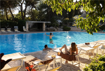 Speciale Weekend: 1 Notte in Mezza Pensione con Accesso alla Piscina Esterna per 2 persone