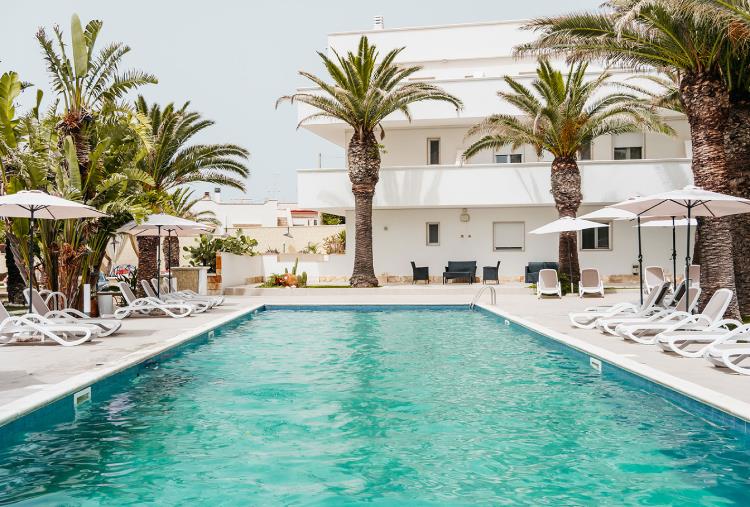 Da Giugno: 1 Notte anche in Suite con Mini Piscina Idromassaggio in B&B o Mezza Pensione con Accesso alla Piscina Esterna per 2 persone