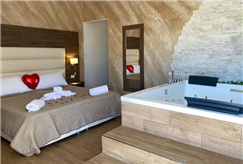 Dalla domenica al venerdì: 1 Notte in Suite con Mini Piscina per 2 persone