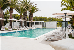 1 o 2/06: 1 Notte del 2 Giugno anche in Suite con Mini Piscina Idromassaggio in B&B o Mezza Pensione con Accesso alla Piscina Esterna per 2 persone