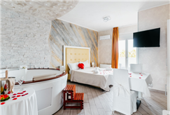 1 Notte in Suite con Idromassaggio o Mini Piscina anche con Aperitivo Servito in Camera per 2 persone