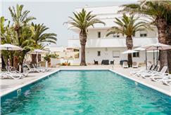 Da Giugno: 1 Notte anche in Suite con Mini Piscina Idromassaggio in B&B o Mezza Pensione con Accesso alla Piscina Esterna per 2 persone