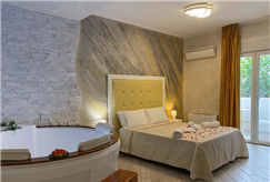 24, 25 o 26/04: 1 Notte del 25 Aprile in Suite con Idromassaggio o Mini Piscina anche con Aperitivo Servito in Camera per 2 persone