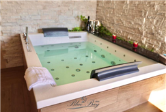 30/04:  1 Notte in Suite con Mini Piscina Idromassaggio per 2 persone