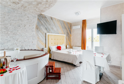 1 Notte in Suite con Idromassaggio o Mini Piscina anche con Aperitivo Servito in Camera per 2 persone