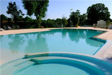 1, 2, 3, 5 o 7 Notti con Accesso alla Piscina Esterna anche in Mezza Pensione per 2 persone