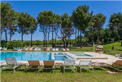 1 Notte in Valle d'Itria in B&B o Mezza Pensione con Accesso alla Piscina Esterna anche con Massaggio per 2 persone