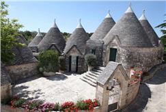1 Notte in Trullo in B&B o Mezza Pensione anche con Massaggio per 2 persone