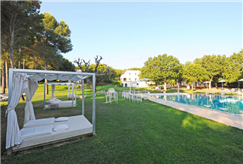 1 Notte in Trullo in B&B o Mezza Pensione con Accesso alla Piscina Esterna anche con Massaggio per 2 persone