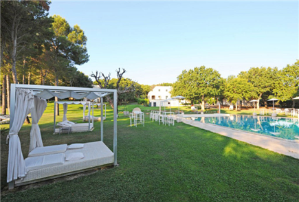 1 Notte in Trullo in B&B o Mezza Pensione con Accesso alla Piscina Esterna anche con Massaggio per 2 persone