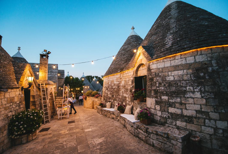 14/02: 1 Notte in Trullo a San Valentino con Cena con Musica Live per 2 persone