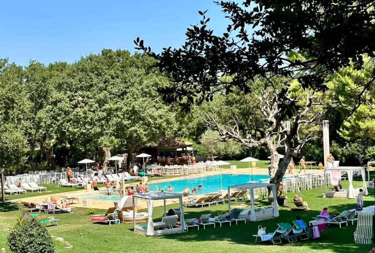 2/06: Speciale 2 Giugno sul Prato con Accesso in Piscina Esterna con Postazioni Food, Live Music e Dj Set per 1 persona