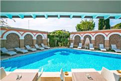 1 Notte in B&B con Accesso alla Piscina Esterna anche con Spa e Massaggio per 2 persone