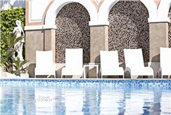 1 o 2/06: 1 Notte del 2 Giugno con Accesso alla Piscina Esterna anche con Spa per 2 persone